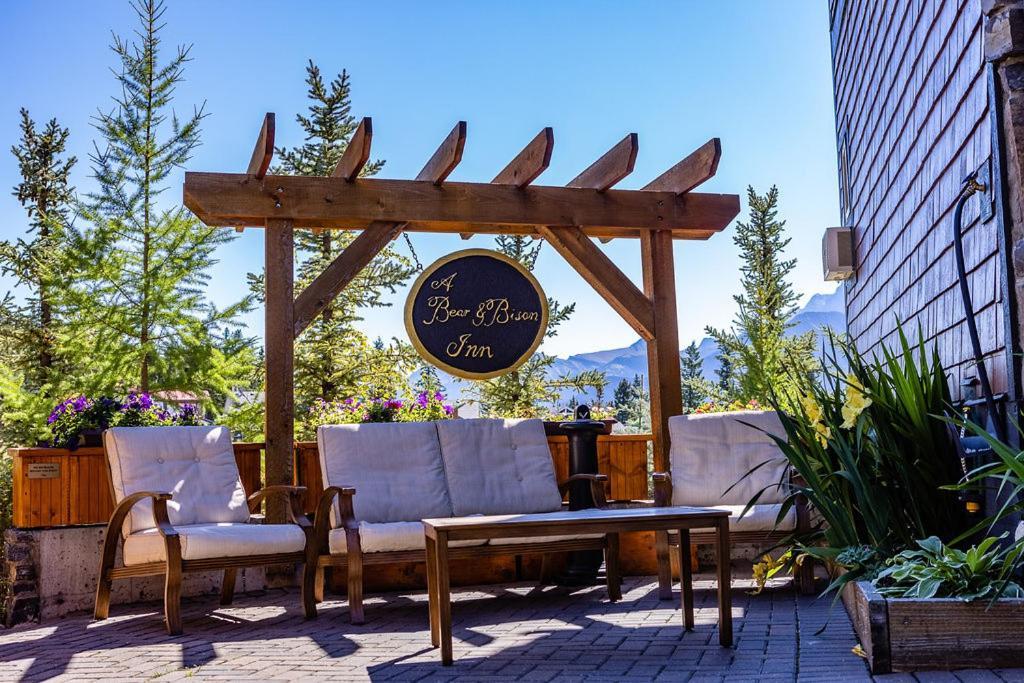 A Bear And Bison Country Inn Canmore Exterior photo
